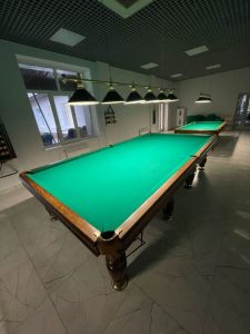 Комплекс Спутник, город Королёв. Чтобы попасть в учебный класс надо пройти через бильярдный зал. Обучение в Школе общения Без правил Боровикова Сергея Юрьевича